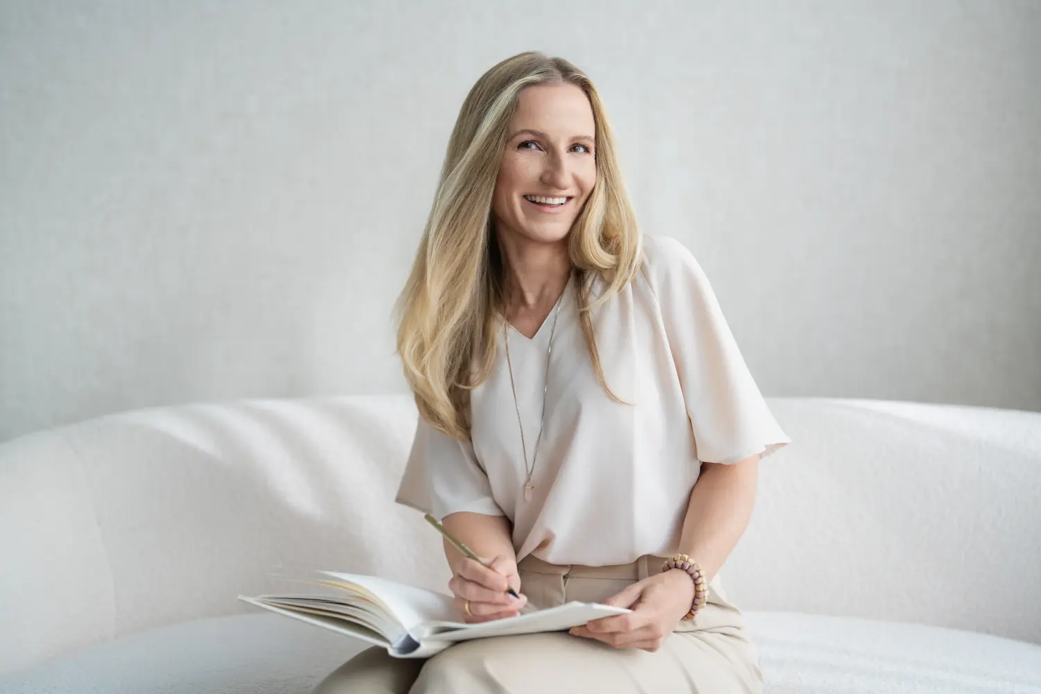 Schöne junge Frau bei einer Reiki-Heilbehandlung im Wellnesscenter