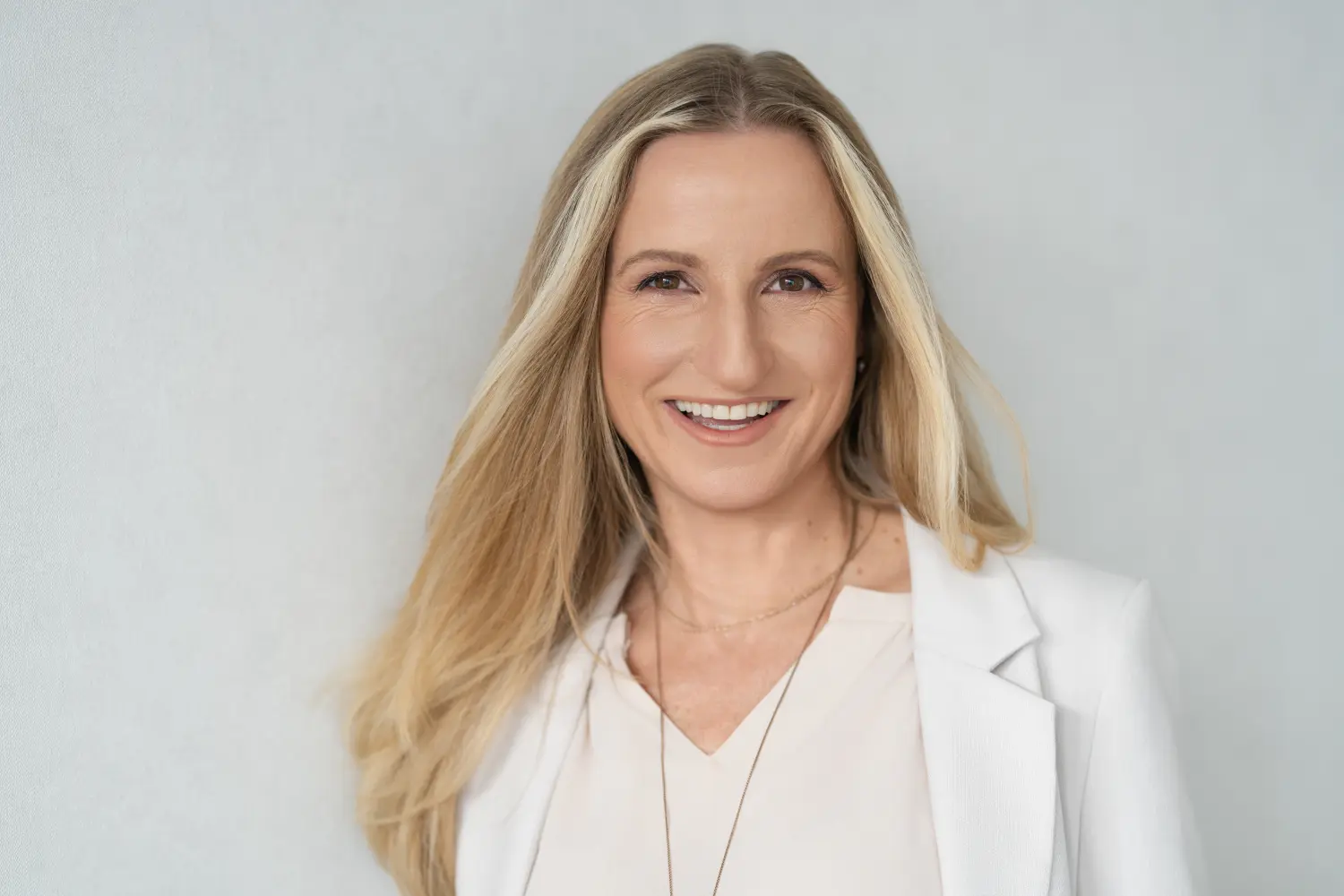 Schöne junge Frau bei einer Reiki-Heilbehandlung im Wellnesscenter