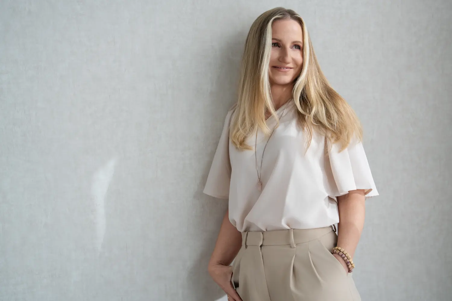 Schöne junge Frau bei einer Reiki-Heilbehandlung im Wellnesscenter